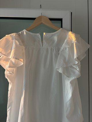 Blusa blanca con volantes y encaje