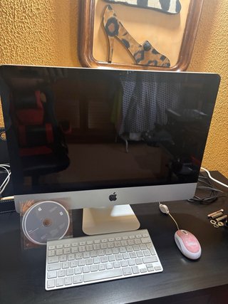 iMac de escritorio con teclado y accesorios