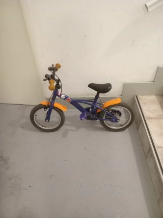 Bicicleta infantil azul y naranja