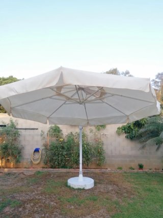 Sombrilla de pie con manivela beige