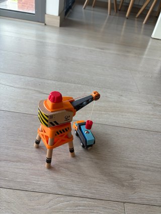 Grúa Hape de madera para tren