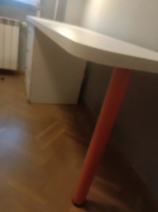 Escritorio de estudio blanco y naranja