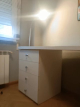 Escritorio de estudio blanco y naranja