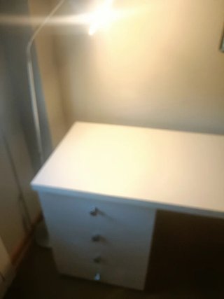 Escritorio de estudio blanco y naranja
