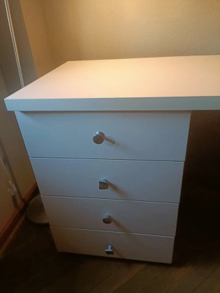 Escritorio de estudio blanco y naranja