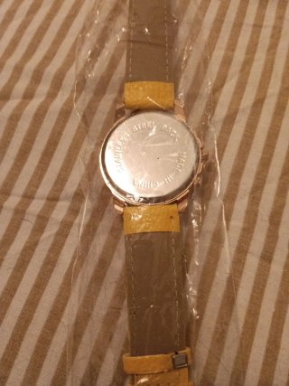Reloj amarillo con correa dorada