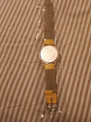 Reloj amarillo con correa dorada