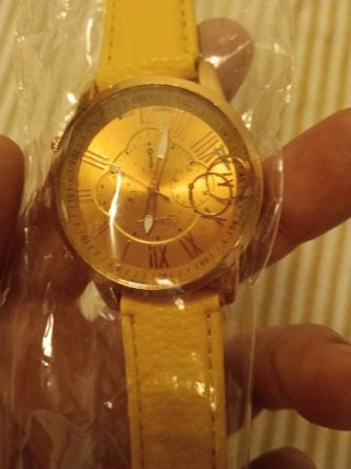 Reloj amarillo con correa dorada