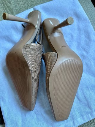 Zapatos Zara dorados con pedrería