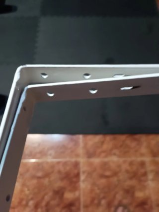 4  Estanterías  de madera con sujeción de hierro