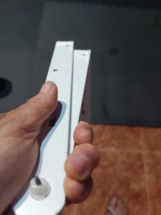 4  Estanterías  de madera con sujeción de hierro