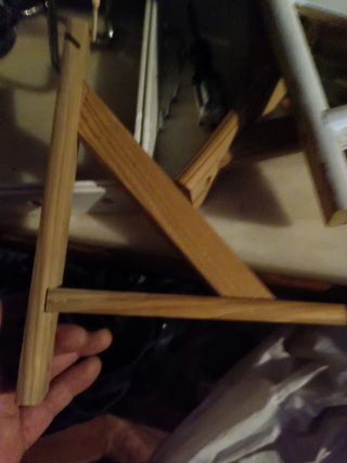 4  Estanterías  de madera con sujeción de hierro