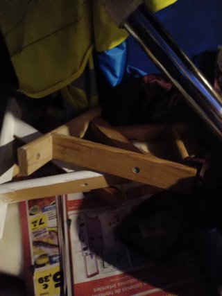4  Estanterías  de madera con sujeción de hierro