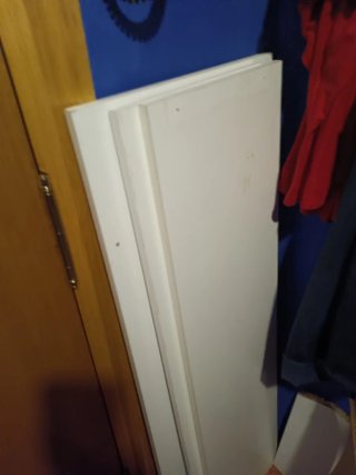 4  Estanterías  de madera con sujeción de hierro
