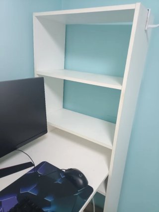 Escritorio blanco con baldas