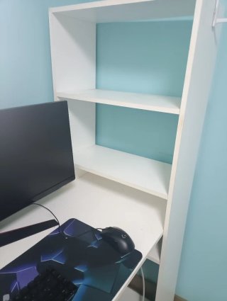 Escritorio blanco con baldas