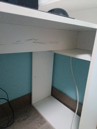 Escritorio blanco con baldas