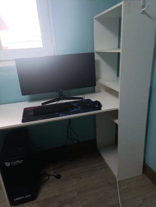 Escritorio blanco con baldas