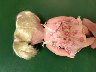 Muñeca rubia con vestido de fresas