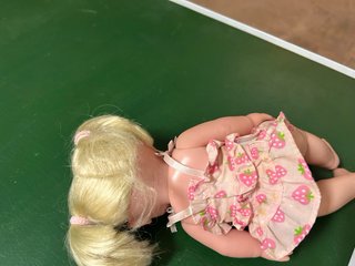 Muñeca rubia con vestido de fresas