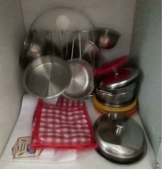 Cocinita de madera con accesorios