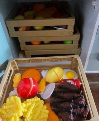 Cocinita de madera con accesorios