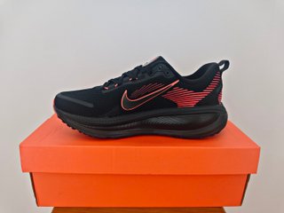 NIKE VOMERO 18 CON 2 USOS