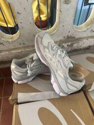Asics Gel NYC grises y blancas