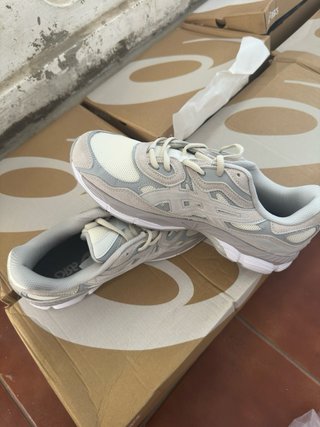 Asics Gel NYC grises y blancas