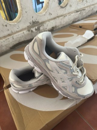 Asics Gel NYC grises y blancas
