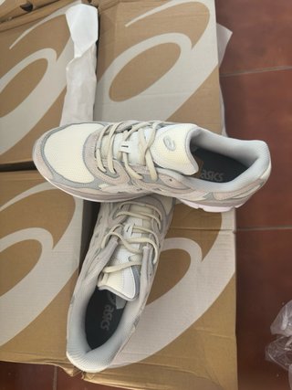 Asics Gel NYC grises y blancas