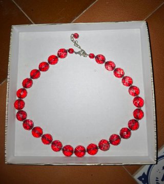 Collar de bolas rojas