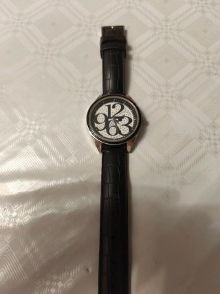 Reloj negro con correa de piel