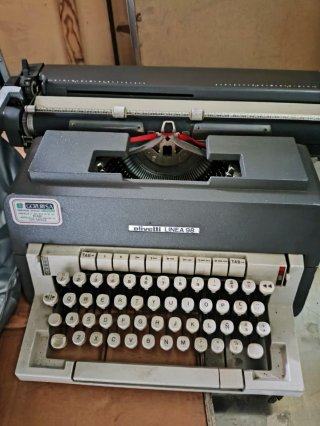 Máquina de escribir Olivetti Línea 98