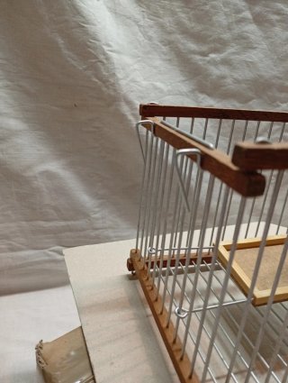 Jaula de madera y metal