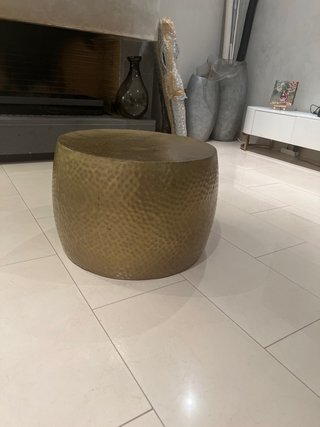 Mesa auxiliar redonda dorada