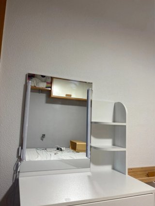 Tocador blanco con espejo LED y repisas