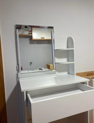 Tocador blanco con espejo LED y repisas