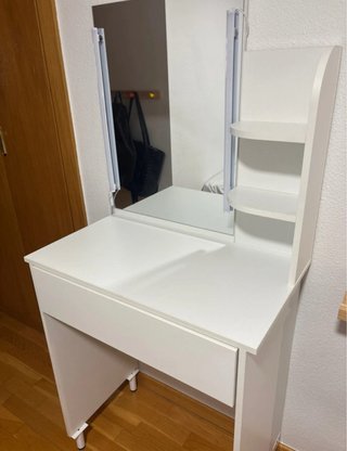 Tocador blanco con espejo LED y repisas