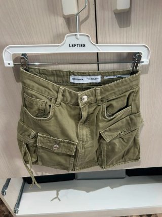 Falda cargo Bershka verde militar