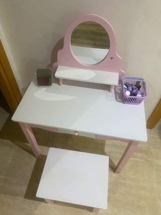 Tocador infantil de madera rosa con taburete