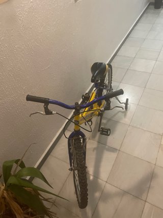 Bicicleta infantil amarilla y azul