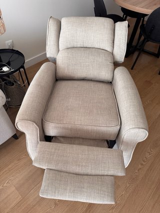 Sillón orejero reclinable gris claro