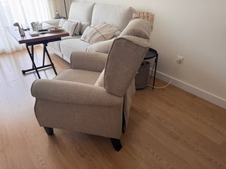 Sillón orejero reclinable gris claro