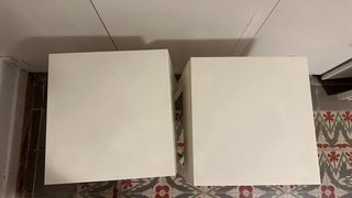 Mesitas de noche blancas y beige