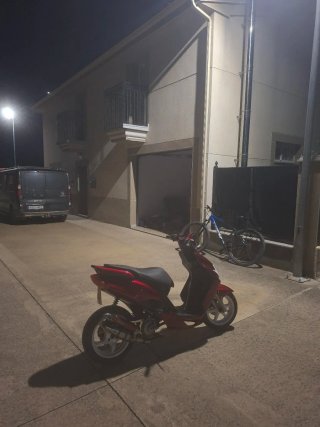 Yamaha Jog RR Scooter Rojo y Blanco