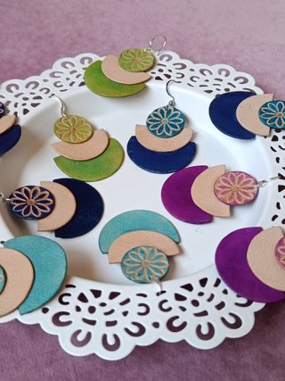 Pendientes de diseño colores muchos colores.