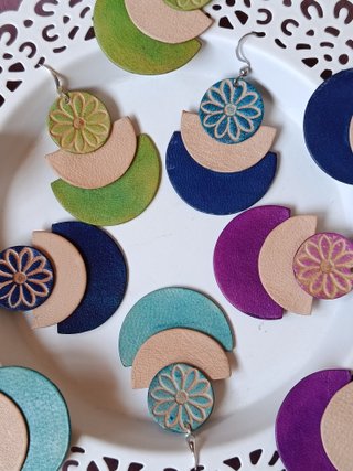 Pendientes de diseño colores muchos colores.