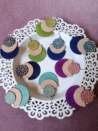 Pendientes de diseño colores muchos colores.