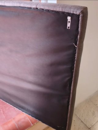 Cabecero de tela gris capitoné